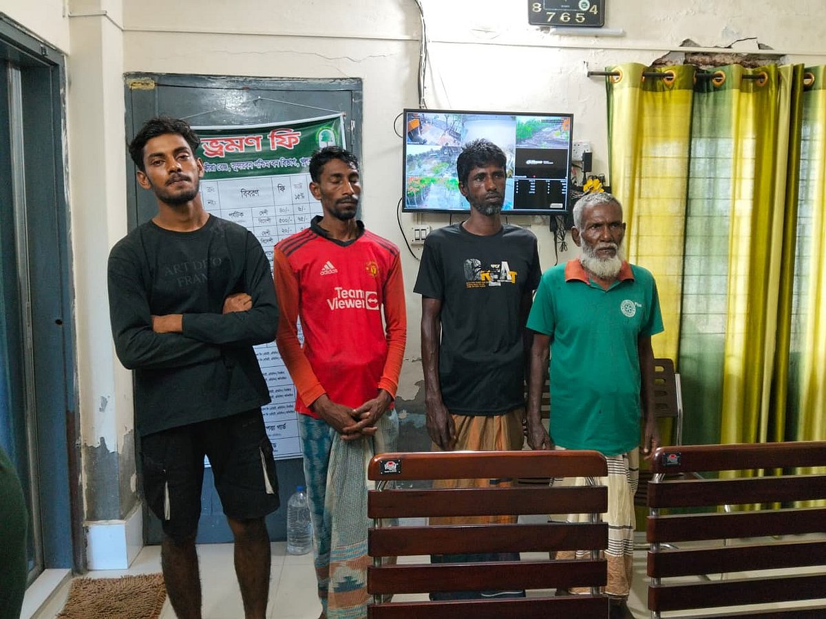 সুন্দরবনের ছায়া নদীর তীরবর্তী এলাকা থেকে উদ্ধার হওয়া চার মৌয়াল। আজ মঙ্গলবার বেলা ১১টার দিকে বন বিভাগের সাতক্ষীরা রেঞ্জের বুড়িগোয়ালিনী স্টেশনে