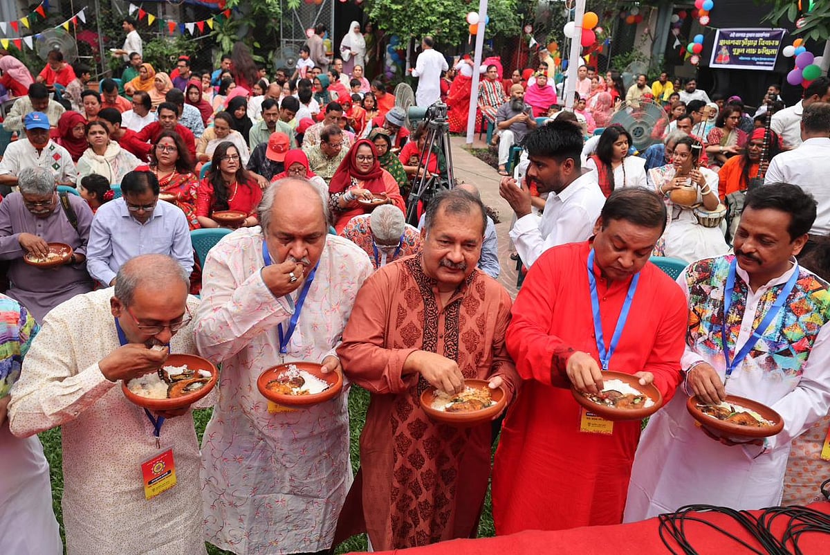 জাতীয় প্রেসক্লাবে বর্ষবরণ উৎসবে তথ্যমন্ত্রী জহির উদ্দিন স্বপনসহ অতিথিরা। ১৪ এপ্রিল, ২০২৬