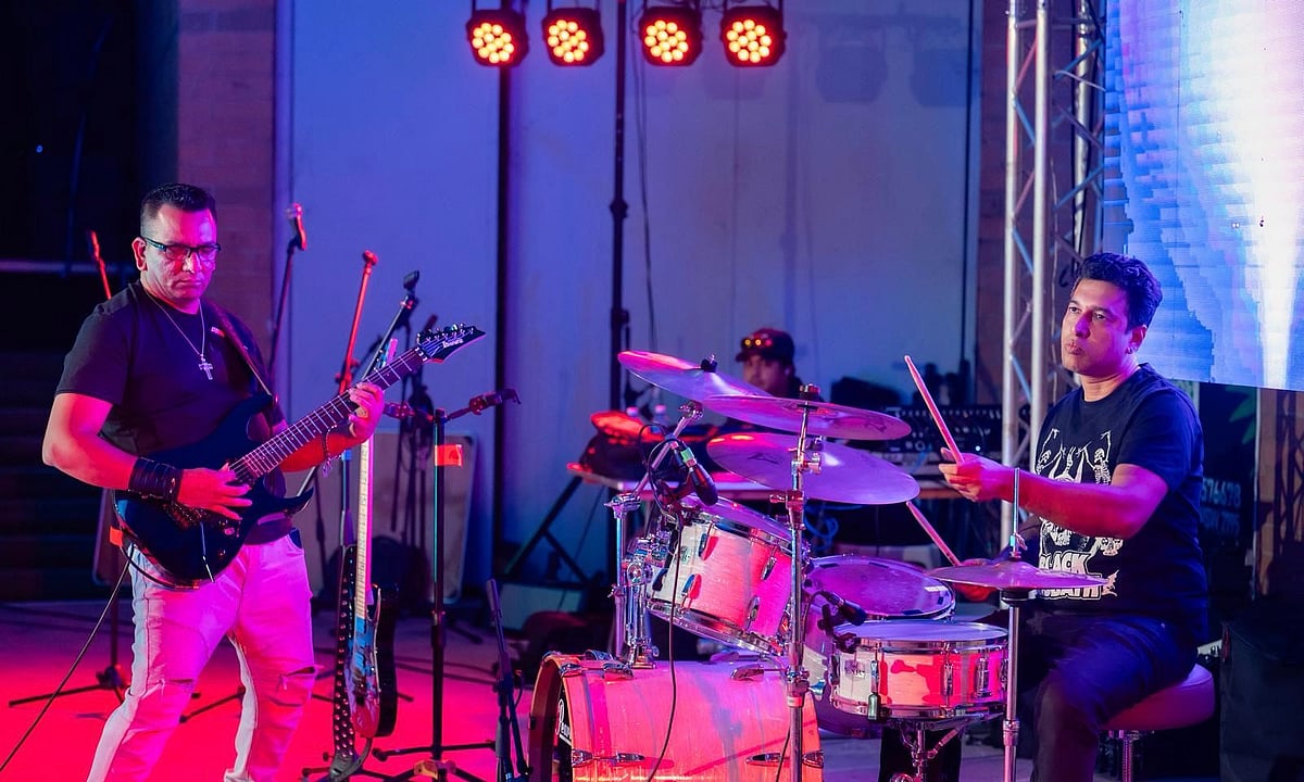 মঞ্চে ব্যান্ড সংগীত পরিবেশনার দৃশ্য