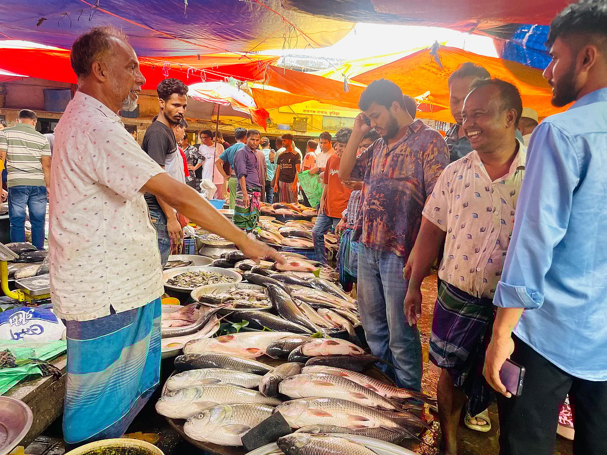 কুমিল্লা নগরের রাজগঞ্জ বাজারে প্রতি বছরের মতো এবারও বাংলা নববর্ষের প্রথম দিনে বসেছে শতবর্ষের ঐতিহ্যবাহী কাতলা মাছের মেলা। মঙ্গলবার সকালে তোলা