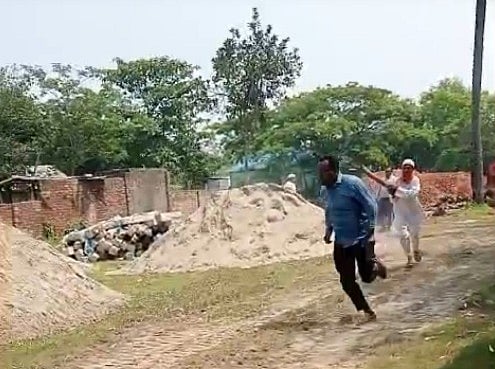 লাঠি হাতে উপজেলা এলজিইডির প্রকৌশলীকে তাড়া করেন ঠিকাদার লোকমান হোসেন। গত সোমবার দুপুরে ব্রাহ্মণবাড়িয়ার নবীনগর উপজেলার শিবপুর বাজারে