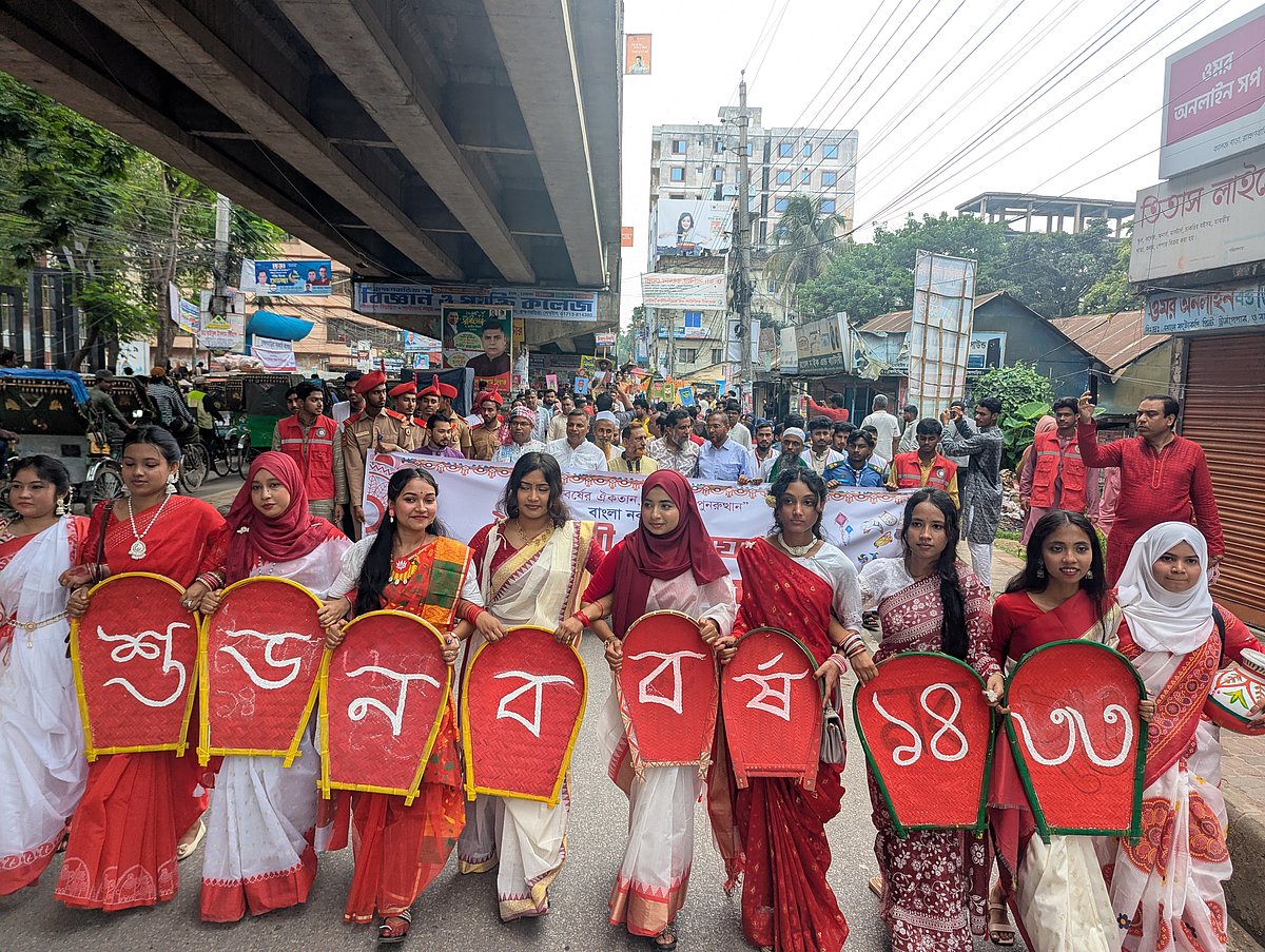 আজ মঙ্গলবার সকালে ব্রাহ্মণবাড়িয়া সরকারি কলেজের স্নাতক পর্যায়ের ১৭টি বিভাগের শিক্ষক-শিক্ষার্থীরা অংশ নেন বর্ণিল এ আয়োজনে