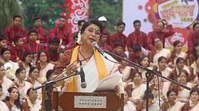 হাজার কণ্ঠে ভোরের রবীন্দ্রসরোবরে বৈশাখ বরণ