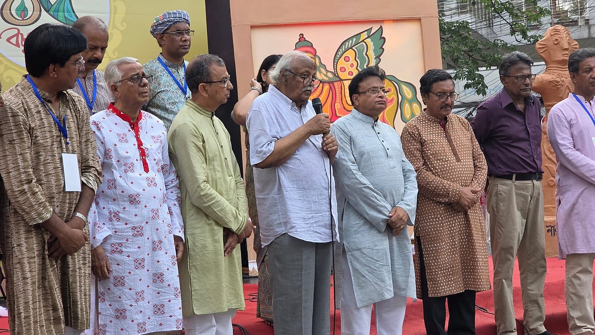 নারায়ণগঞ্জ সাংস্কৃতিক জোটের ৪৫ বছর পূর্তি ও বর্ষবরণ অনুষ্ঠানের উদ্বোধনী পর্বে বক্তব্য দেন চিত্রশিল্পী রফিকুন নবী। মঙ্গলবার বিকেলে নারায়ণগঞ্জ কেন্দ্রীয় শহীদ মিনারে