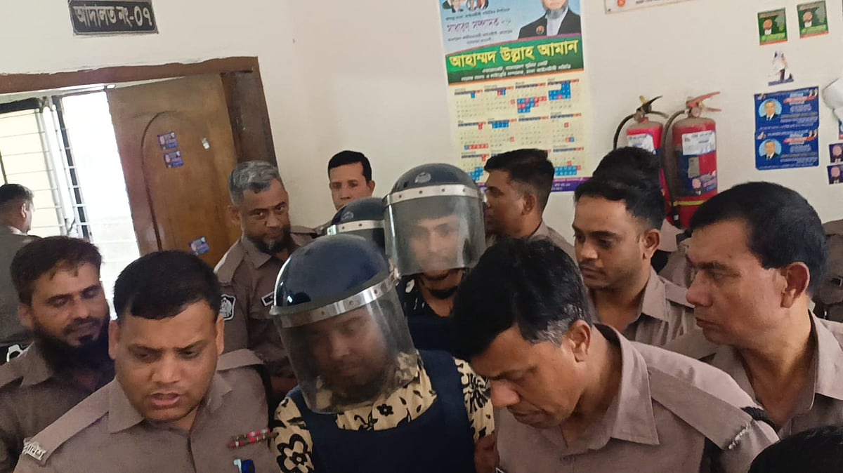 কিডনি চিকিৎসক কামরুল ইসলামের হাসপাতালে চাঁদাবাজি মামলার প্রধান আসামি মো. মঈন উদ্দিন। ঢাকা মেট্রোপলিটন ম্যাজিস্ট্রেট আদালতে, ১৪ এপ্রিল ২০২৬