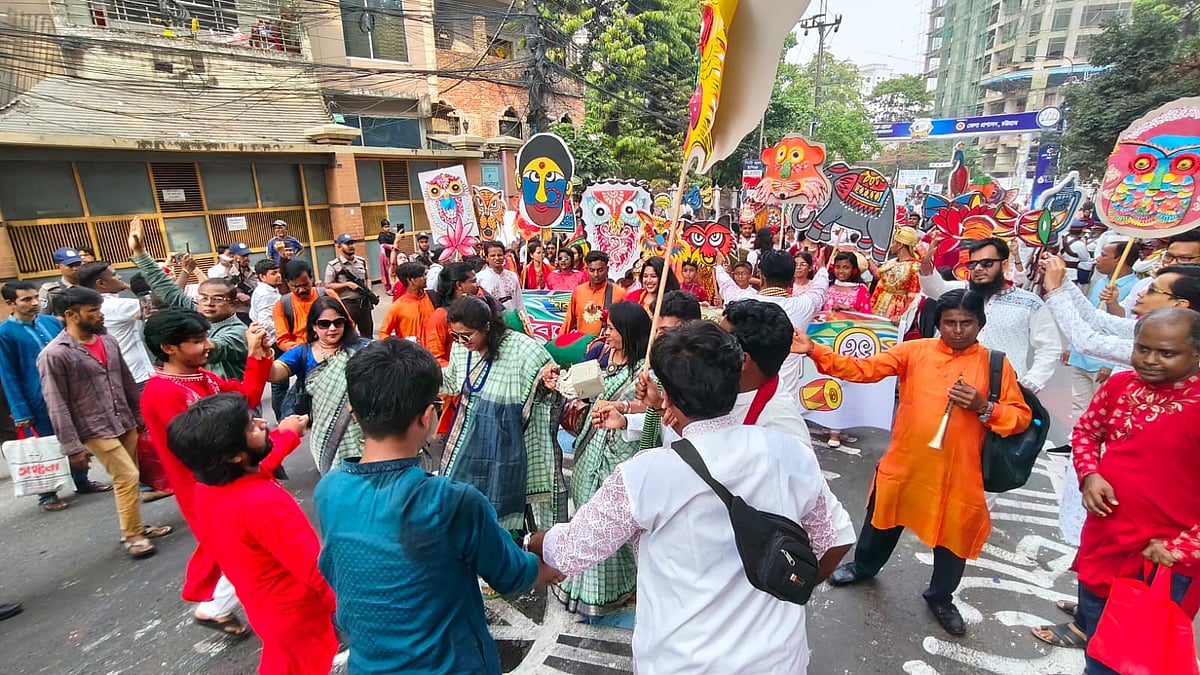 পয়লা বৈশাখের বর্ণিল শোভাযাত্রায় অংশগ্রহণকারীদের উল্লাস। আজ মঙ্গলবার সকাল সাড়ে ৮টায়, নগরের ডিসি হিল এলাকায়