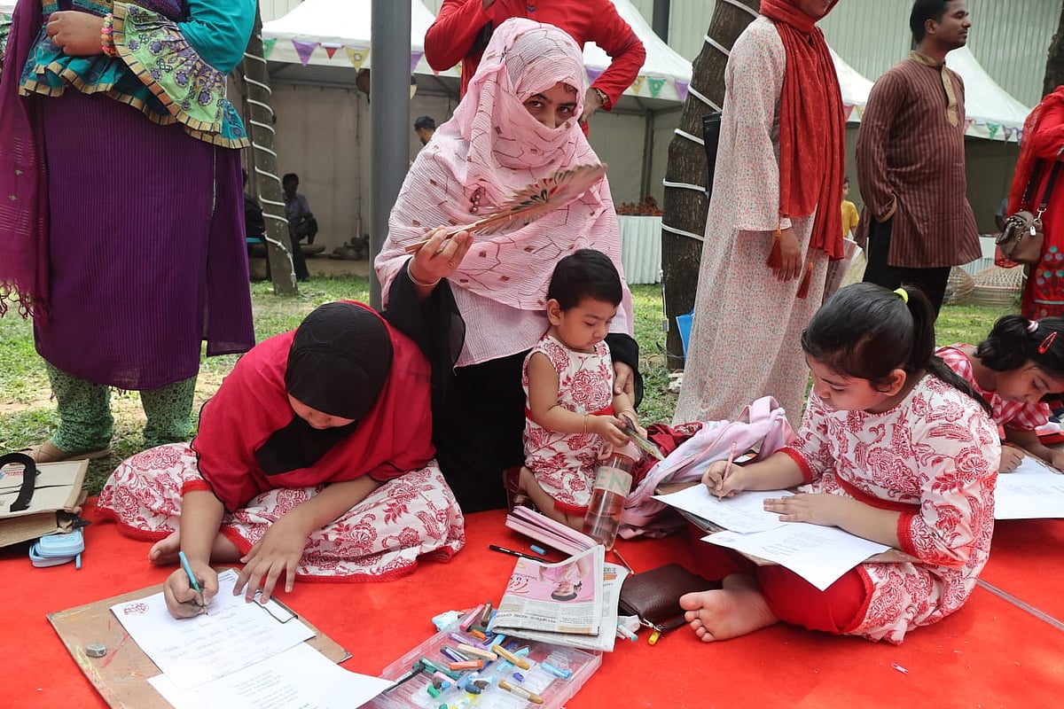 প্রথম আলো বৈশাখী উৎসবে হাতের লেখা ব্যস্ত ওরা। শেফস্ টেবিল কোর্টসাইড, ইউনাইটেড সিটির মাদানী অ্যাভিনিউ, ঢাকা, ১৪ এপ্রিল ২০২৬