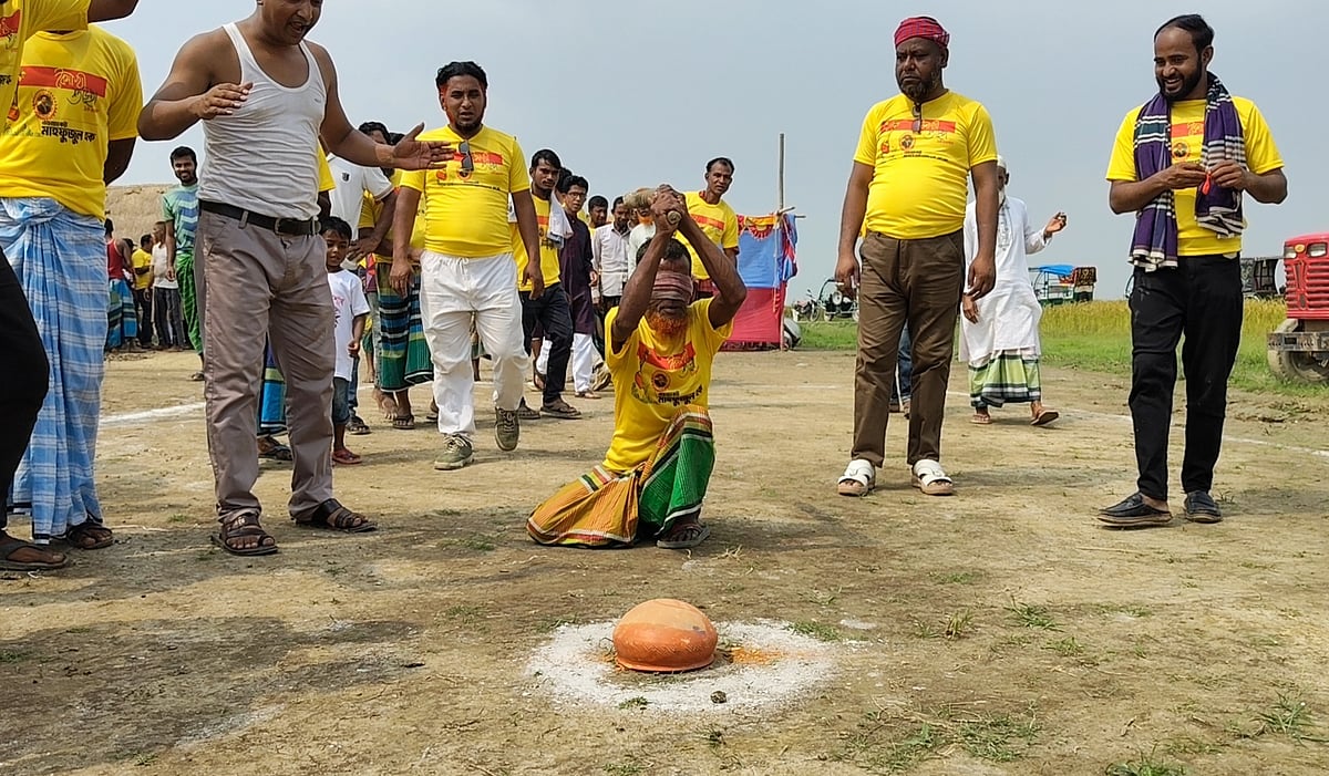 হাওরের ‘জিরাতি কৃষকদের’ বৈশাখী কৃষক আনন্দমেলায় হাঁড়িভাঙ্গা খেলায় মেতেছেন কৃষকেরা। দিনভর এমন নানা আয়োজনে বাংলা নববর্ষ উদ্‌যাপন করেন তাঁরা। মঙ্গলবার কিশোরগঞ্জের ইটনার বাকুলিয়া হাওরে