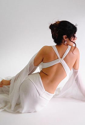 একদিকে শুভ্র স্নিগ্ধতা, আরেকদিকে বোল্ড ব্যাকলেস লুকের আবেদন