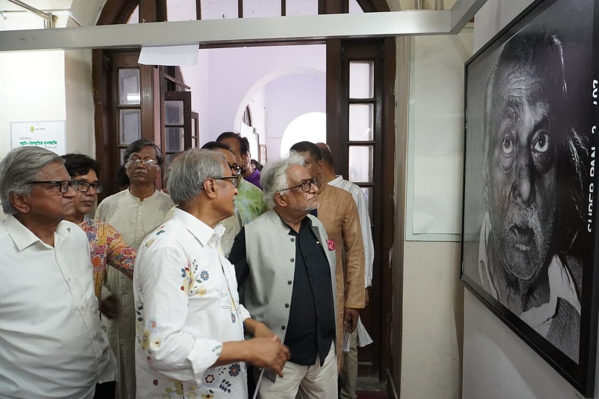 নাসির আলী মামুনের ৬৭তম একক আলোকচিত্র প্রদর্শনীর উদ্বোধনের পর ঘুরে দেখেন অতিথিরা। বাংলা একাডেমি, ঢাকা; ১৪ এপ্রিল ২০২৬