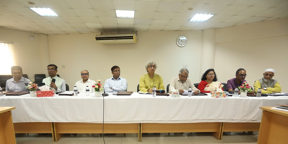 হিট প্রকল্পের ডিপিপি সংশোধন বিষয়ে অংশীজনদের নিয়ে আয়োজিত কর্মশালায় উপস্থিত চেয়ারম্যান অধ্যাপক মামুন আহমেদসহ অন্যরা। ইউজিসি ভবন, ঢাকা। ১৫ এপ্রিল