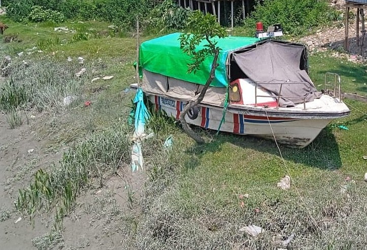 চার বছর ধরে অযত্নে পড়ে রয়েছে উপজেলার একমাত্র নৌ অ্যাম্বুলেন্স। সম্প্রতি লক্ষ্মীপুরের রামগতি আলেকজান্ডার বাজারের পাশে সেন্টার খালের পাড় থেকে তোলা