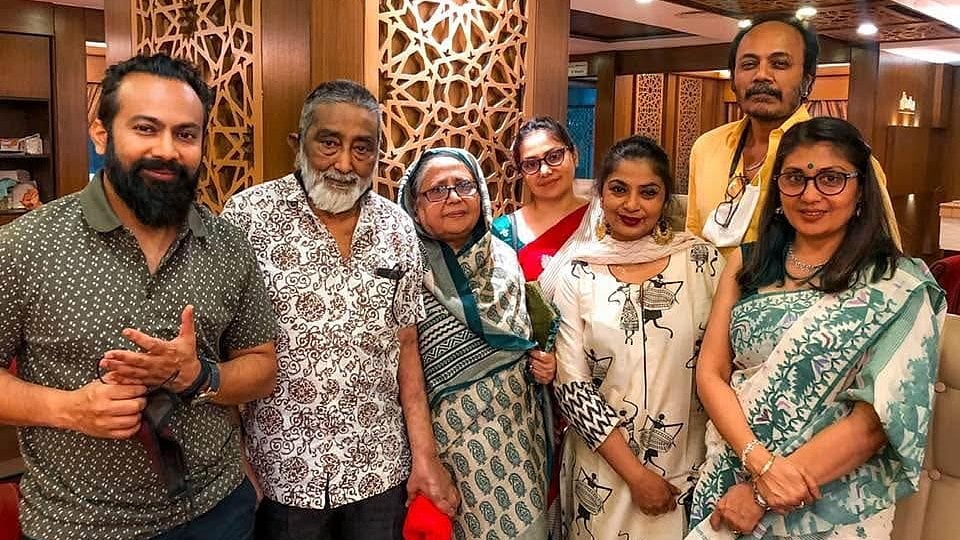 পরিবারের সদস্যদের সঙ্গে বন্যা মির্জা (ডানে) ও বাবা মির্জা আবুল হাসনাত এনামুল বারী (বাম থেকে দ্বিতীয়)