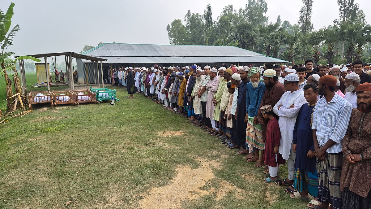 কুমিল্লার দাউদকান্দিতে সড়ক দুর্ঘটনায় দিনাজপুরের বিরামপুর ও নবাবগঞ্জ উপজেলার সাতজন নিহত হন। আজ বুধবার সকালে বিরামপুরের ভাইগর গ্রামের একটি মাদ্রাসা মাঠে চারজনের একসঙ্গে জানাজা অনুষ্ঠিত হয়