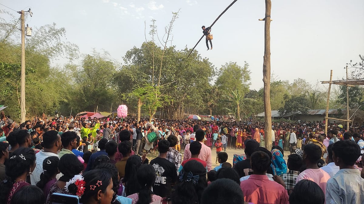 রাজশাহীর গোদাগাড়ী উপজেলার পাকুড় ইউনিয়নের ঝালপুকুড় গ্রামে চড়কমেলা। বুধবার বিকেলে