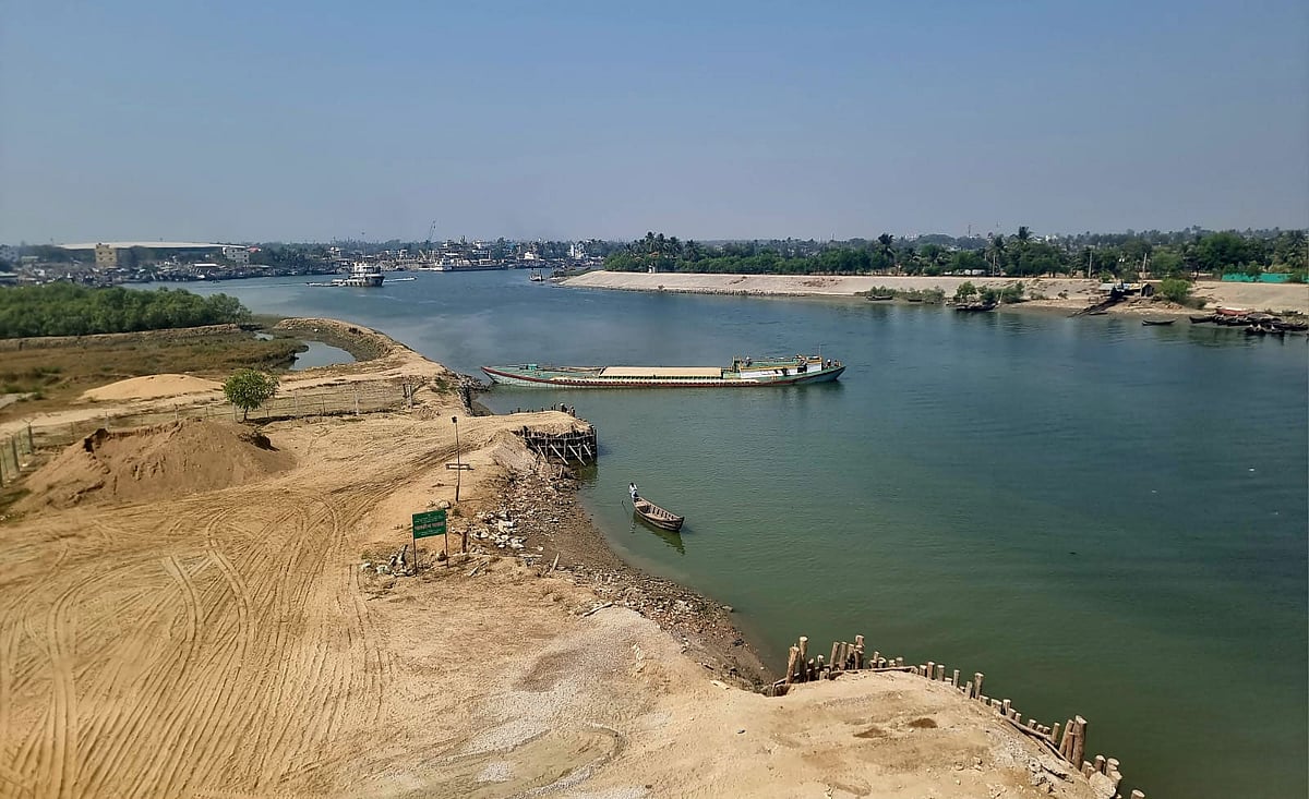 মহেশখালী চ্যানেলের অংশ বাঁকখালী নদী থেকে বালু তোলা হলে ভাঙনের মুখের পড়বে তীর। সম্প্রতি তোলা