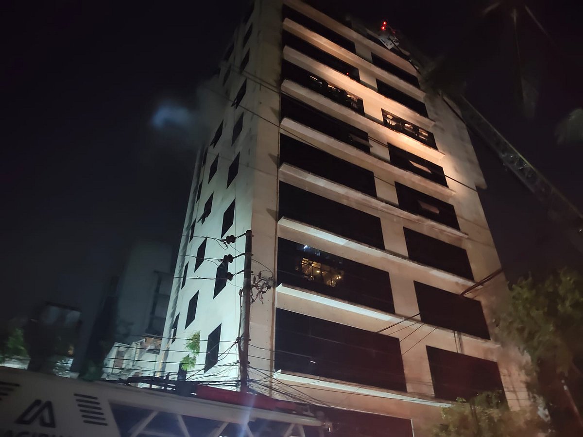 এই ১১ তলা ভবনের সবচেয়ে উঁচু তলায় আগুন লাগে। ১৫ এপ্রিল