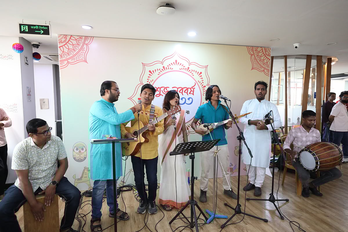 প্রথম আলো কর্মীরাই পরিবেশন করলেন একের পর এক জনপ্রিয় গান। প্রথম আলো কার্যালয়, কারওয়ানবাজার, ঢাকা। ১৫ এপ্রিল