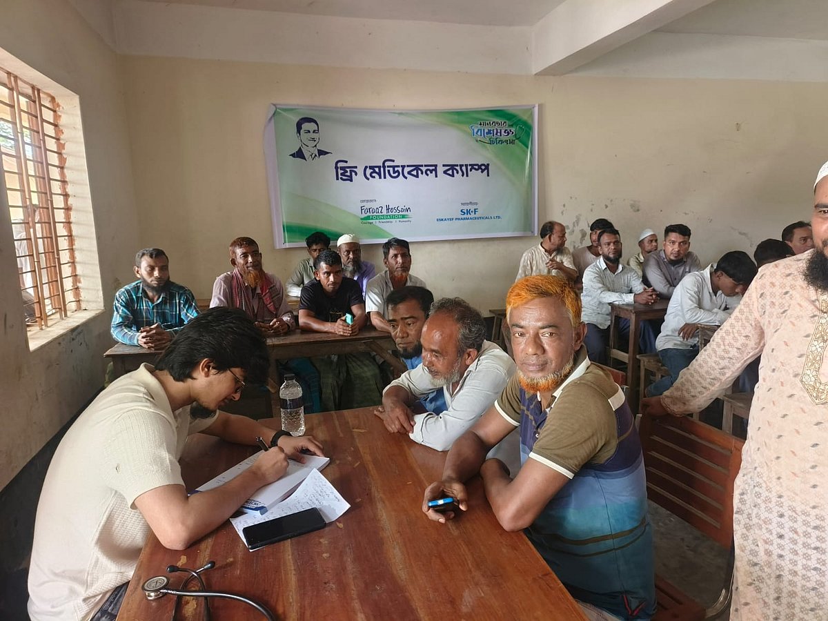 ফারাজ হোসেন ফাউন্ডেশনের উদ্যোগে আয়োজিত চিকিৎসাশিবিরে রোগীদের ভিড়। বুধবার ব্রাহ্মণবাড়িয়া সদর উপজেলার গৌতমপাড়া ঘাটুরা উচ্চবিদ্যালয়ে