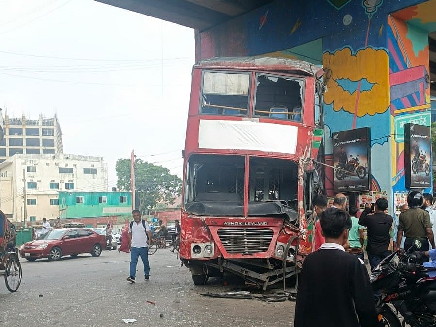 দুর্ঘটনাকবলিত বাস। আজ বুধবার সকালে
