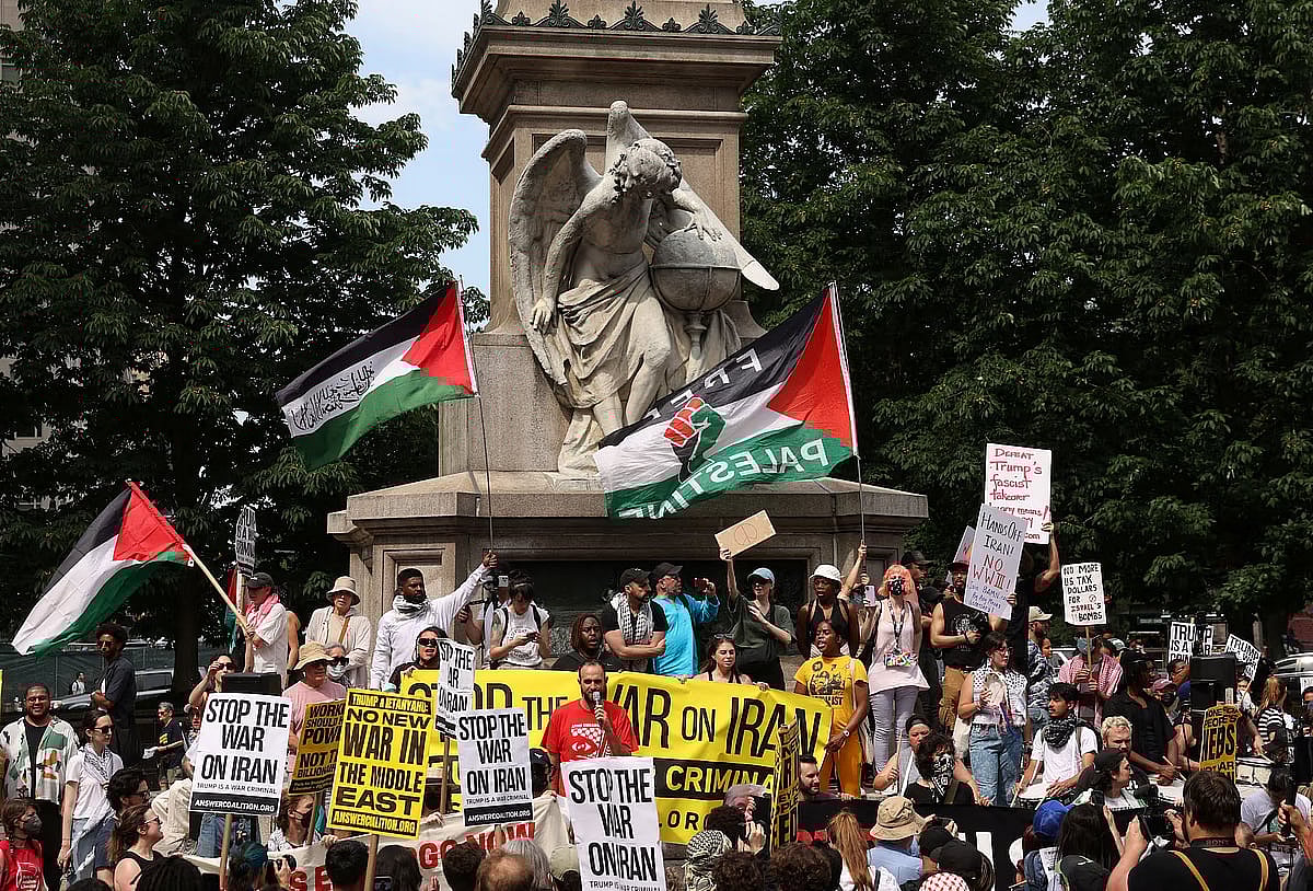 ইরানের পারমাণবিক স্থাপনায় মার্কিন হামলা ও ইরান-ইসরায়েল সংঘাতের প্রতিবাদে গত ২২ জুন নিউইয়র্ক সিটির টাইমস স্কয়ারে বিক্ষোভ