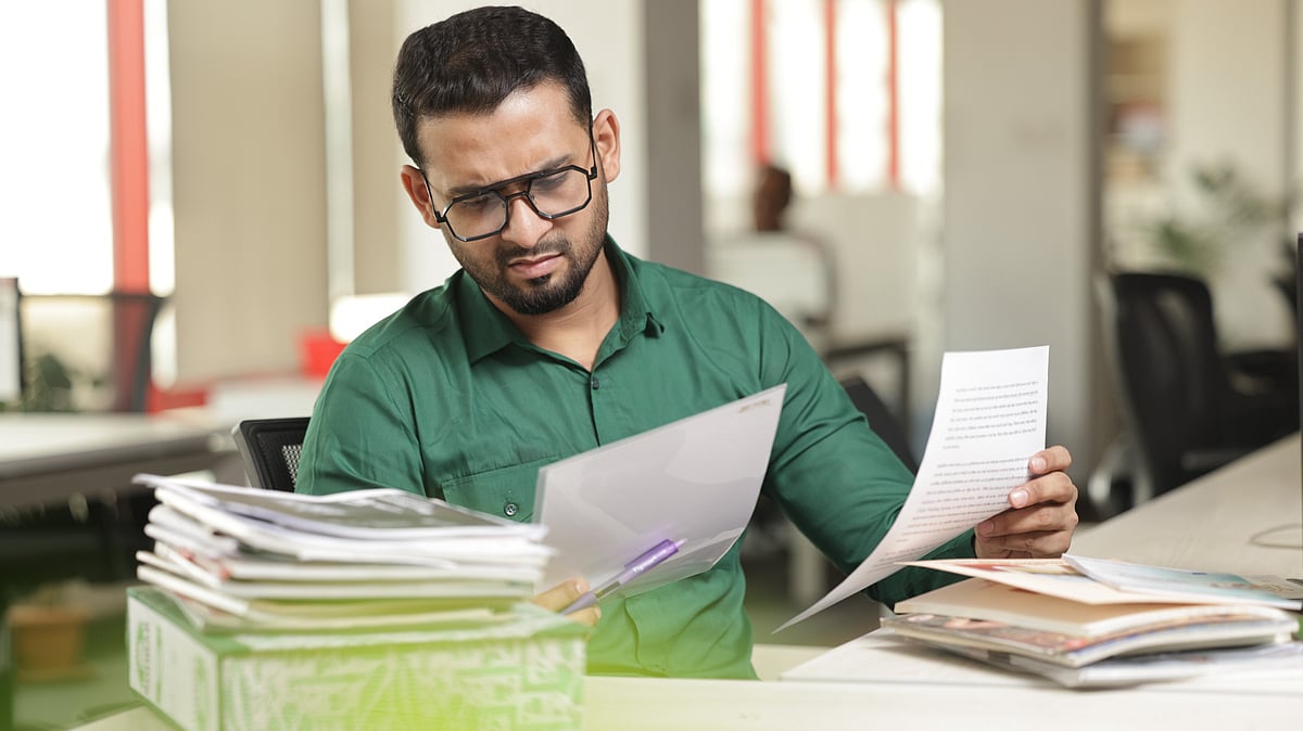 নিয়মিত শেষ মুহুর্তে এসে জরুরি কাজ দিয়ে আটকে রাখলে বুঝবেন রেড ফ্ল্যাগ