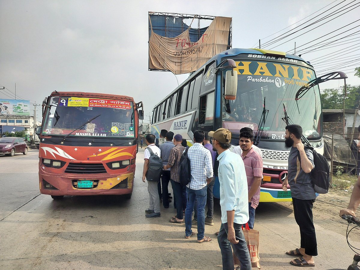 জ্বালানি তেল শেষ হওয়ায় মাঝপথে বন্ধ হয়ে যায় হানিফ পরিবহনের দূরপাল্লার বাসটি। যাত্রীরা গন্তব্যে যেতে অন্য যানবাহনে উঠার চেষ্টা করছেন। আজ সকাল আটটায় চট্টগ্রামের সীতাকুণ্ডে
