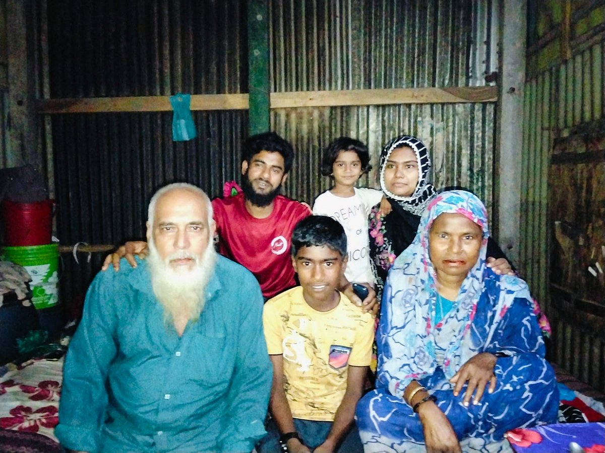 গ্রামের বাড়িতে দাদা–দাদি, মা–বাবা ও ছোট বোনের সঙ্গে সাইদুল