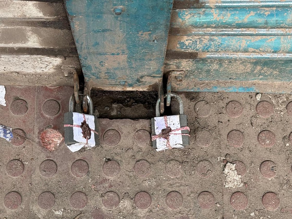 সায়েদাবাদে উচ্ছেদ ও সিলগালা করে দেওয়া বাস কাউন্টার