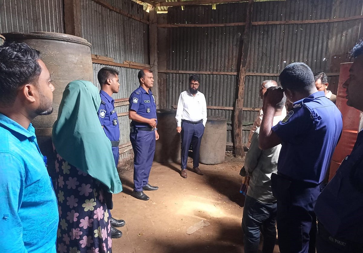 নেত্রকোনায় অবৈধভাবে মজুত ৩ হাজার ১০০ লিটার ডিজেল জব্দ করেছে। আজ বৃহস্পতিবার