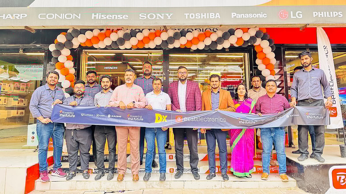 আইমা, লুয়ান ও জুলং ব্র্যান্ডের বাইক বাজারজাত কার্যক্রমের উদ্বােধনী অনুষ্ঠানে বেস্ট ইলেকট্রনিকসের কর্মকর্তারা
