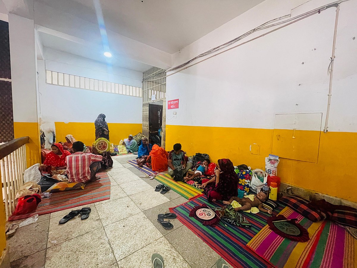 শয্যাসংকটে করিডর ছাড়িয়ে সিঁড়ির সামনেও শয্যা পেতেছে হামে আক্রান্ত ও উপসর্গে ভর্তি হওয়া শিশুরা। বৃহস্পতিবার দুপুরে কুমিল্লা মেডিকেল কলেজ হাসপাতালে