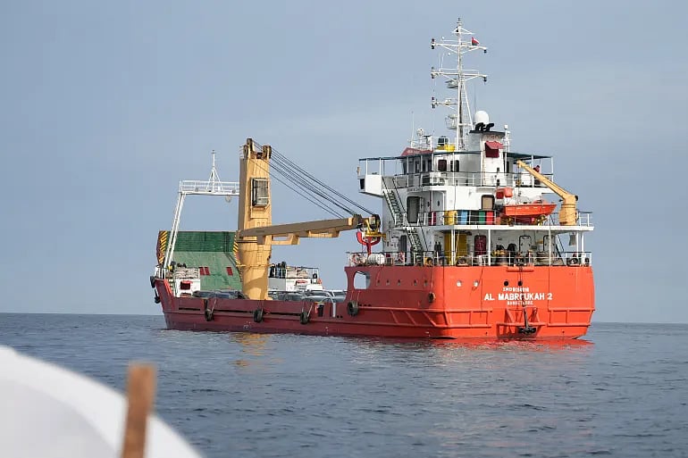 ওমানের মুসানদাম প্রদেশের উপকূলে হরমুজ প্রণালিতে অবস্থানরত একটি জাহাজ