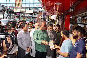 সিলেট নগর পরিচ্ছন্ন রাখতে এবার সচেতনতামূলক লিফলেট বিতরণ