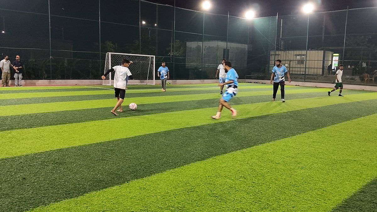 আলোঝলমলে কৃত্রিম ঘাসের মাঠে বিকেল নামলেই জমে ওঠে ফুটবল, ক্রিকেটসহ নানা ধরনের খেলা। গত ২৪ মার্চ রাতে নগরের নাদের হাজীর মোড়ে