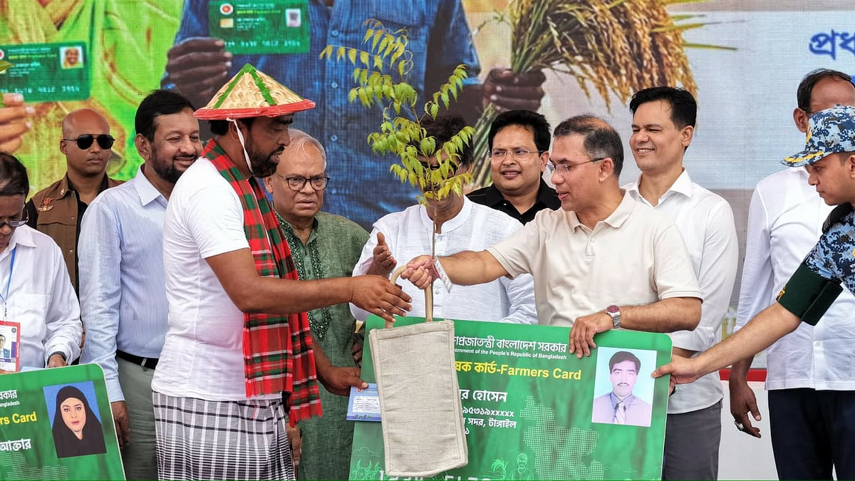 প্রধানমন্ত্রী তারেক রহমানের হাত থেকে কৃষি কার্ড নিচ্ছেন কবির হোসেন।  টাঙ্গাইলের শহীদ মারুফ স্টেডিয়ামে গত মঙ্গলবার