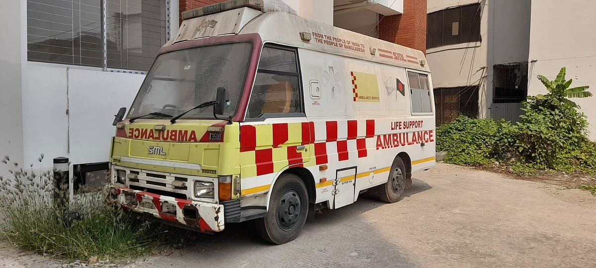 ভারত সরকারের কাছ থেকে পাওয়া আইসিইউ সুবিধা সম্পন্ন অ্যাম্বুলেন্সটি পড়ে আছে নোয়াখালী জেনারেল হাসপাতালের এক কোণে