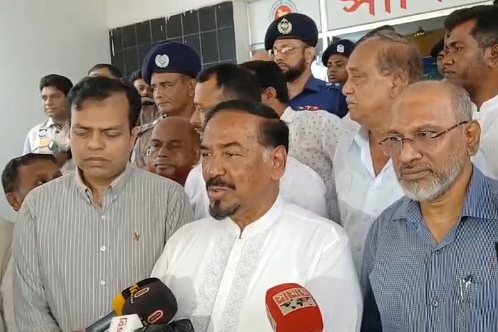 বরিশালে সার্কিট হাউসে সাংবাদিকদের সঙ্গে কথা বলেন জাতীয় সংসদের স্পিকার হাফিজ উদ্দিন আহমদ। আজ বৃহস্পতিবার দুপুরে তোলা