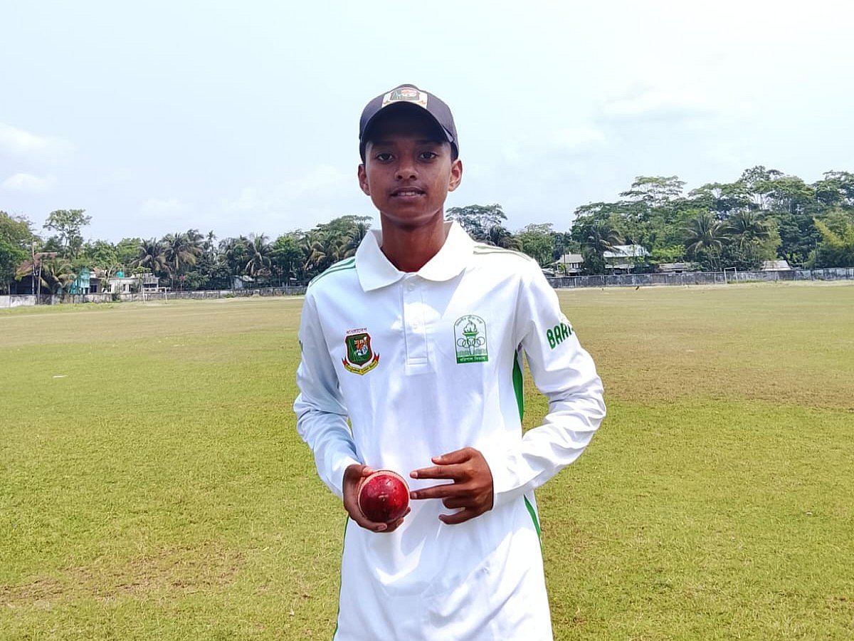 বরগুনা জেলা স্কুলের পেসার রাফিন আহমেদ