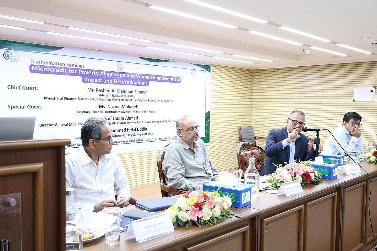 ‘দারিদ্র্য বিমোচন ও নারীর ক্ষমতায়নে ক্ষুদ্রঋণের প্রভাব এবং নির্ধারক’ শীর্ষক এক গবেষণার ফলাফল প্রকাশ অনুষ্ঠানে (বাঁ থেকে ২য়) প্রধান অতিথি প্রধানমন্ত্রীর অর্থ ও পরিকল্পনা উপদেষ্টা রাশেদ আল মাহমুদ তিতুমীরসহ অন্যরা। আজ বৃহস্পতিবার ঢাকার আগারগাঁওয়ের এমআরএ ভবন মিলনায়তনে