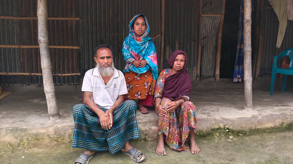 নিজ বাড়িতে মা–বাবার সঙ্গে মেরিনা আক্তার। গতকাল বুধবার