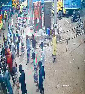 নাটোরে তেল দিতে দেরি হওয়ায় ফিলিং স্টেশনে ভাঙচুর, পরে বিক্রি …