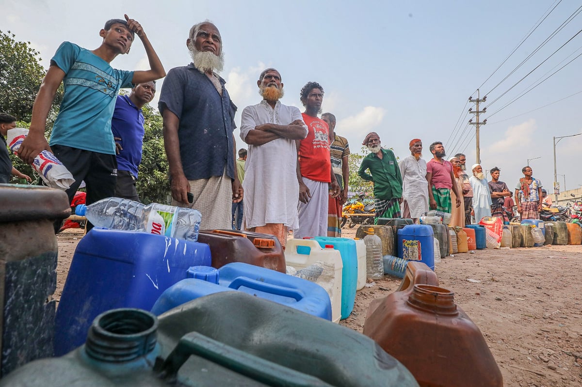 ডিজেলের জন্য ফিলিং স্টেশনে কৃষকদের অপেক্ষা। শুক্রবার দুপুরে   শ্রীনগরে
