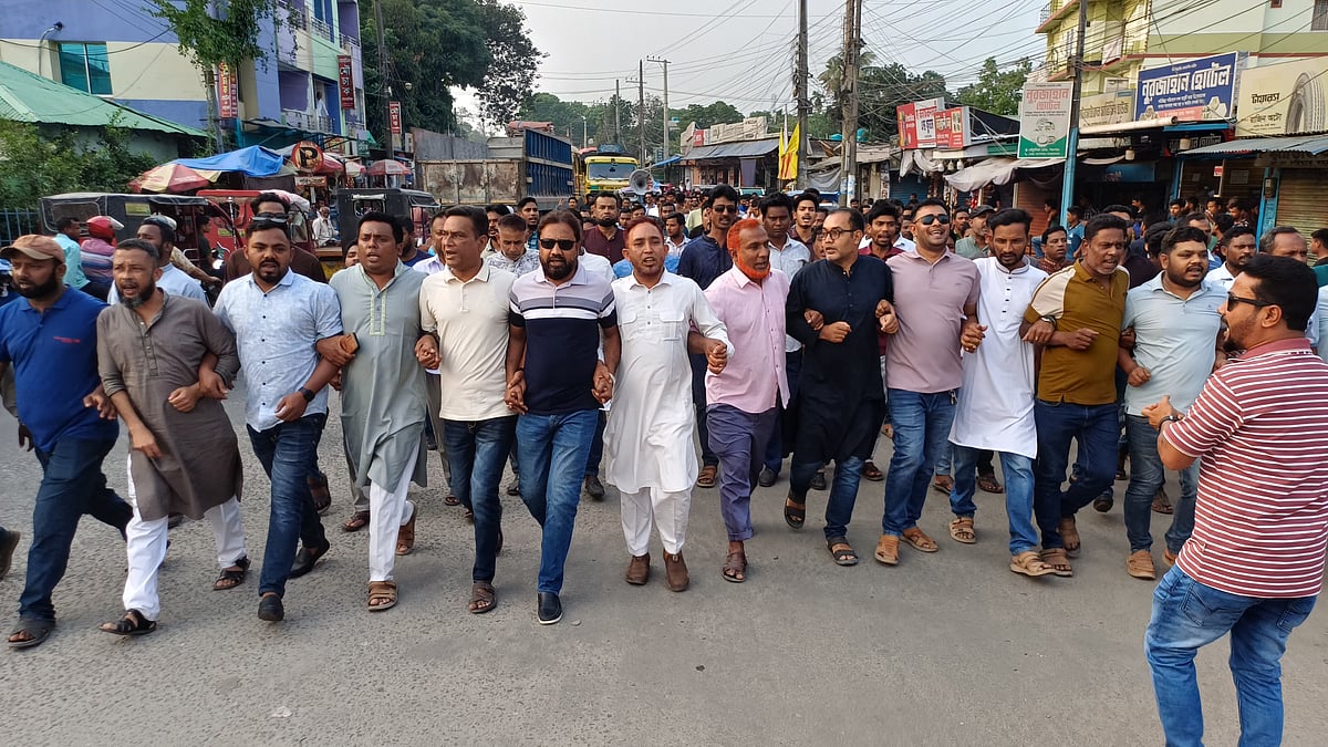 প্রধানমন্ত্রী তারেক রহমানকে নিয়ে জাগপা মুখপাত্র রাশেদ প্রধানের আক্রমণাত্মক মন্তব্যের প্রতিবাদে বিক্ষোভ। শুক্রবার বিকেলে পঞ্চগড়ে শহরে