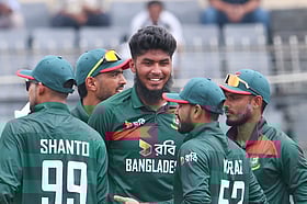 এবার তাসকিনের নিশানা লাগল স্টাম্পে, ক্লার্কসন আউট