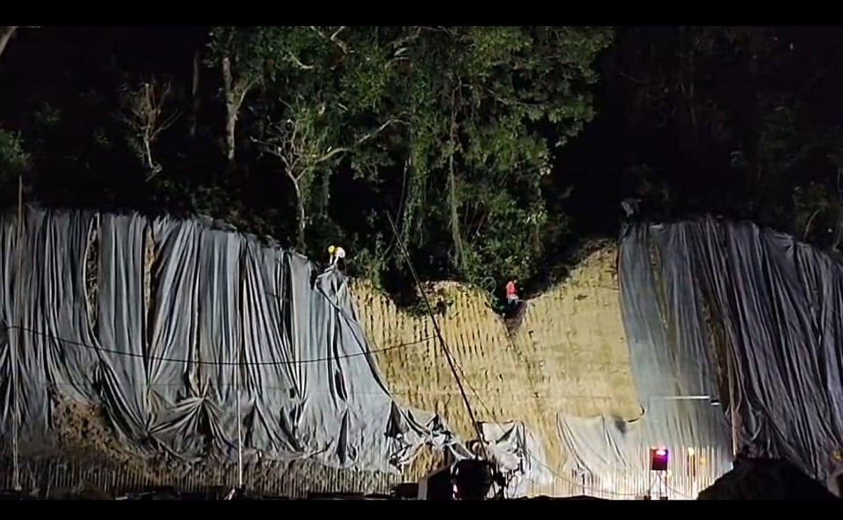 কারখানাটিতে পাহাড় কাটা চলছে। গতকাল রাতে চট্টগ্রামের সীতাকুণ্ডের বাড়বকুণ্ডে