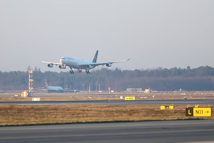 জার্মানির ফ্রাঙ্কফুট বিমানবন্দরে বিমান উড়ছে