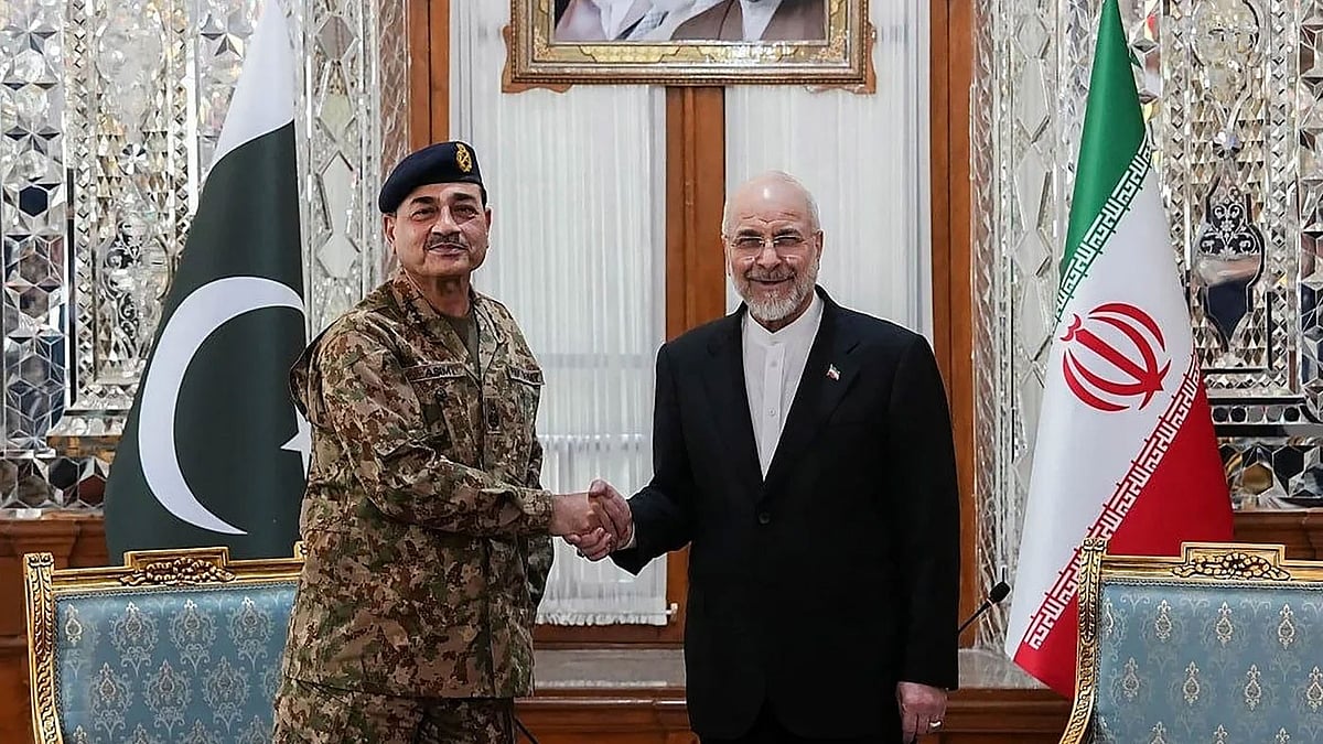 ইরানের পার্লামেন্টের স্পিকার মোহাম্মদ বাঘের গালিবাফের সঙ্গে করমর্দন করছেন পাকিস্তানের সেনাপ্রধান আসিম মুনির। ইরানের তেহরানে, ১৬ এপ্রিল