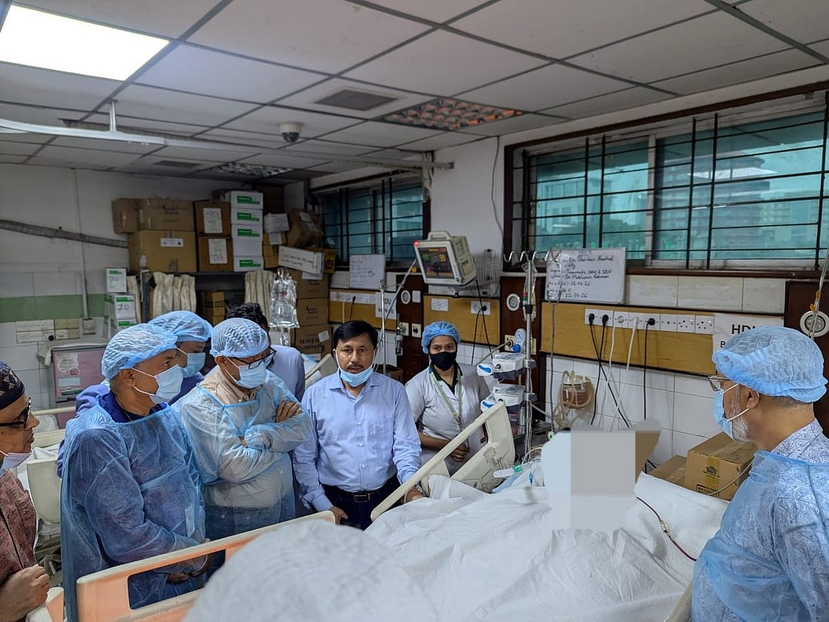 স্বাস্থ্যমন্ত্রী সরদার সাখাওয়াত হোসেনসহ স্বাস্থ্য অধিদপ্তরের কর্মকর্তারা গত ১৪ এপ্রিল ঢাকার ন্যাশনাল ইনস্টিটিউট অব নিউরো সায়েন্সেস ও হাসপাতালে চিকিৎসাধীন ডা. শংকর প্রসাদ অধিকারীকে দেখতে যান