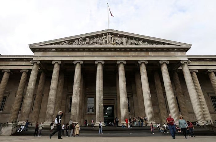 লন্ডনে ব্রিটিশ মিউজিয়ামের সামনে দিয়ে মানুষ হাঁটাহাঁটি করছে